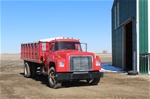 Lot # 100 : 1977 IH Loadstar 1700 grain truck 